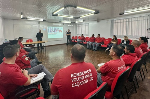 Bombeiros recebem treinamento de resgate em elevador